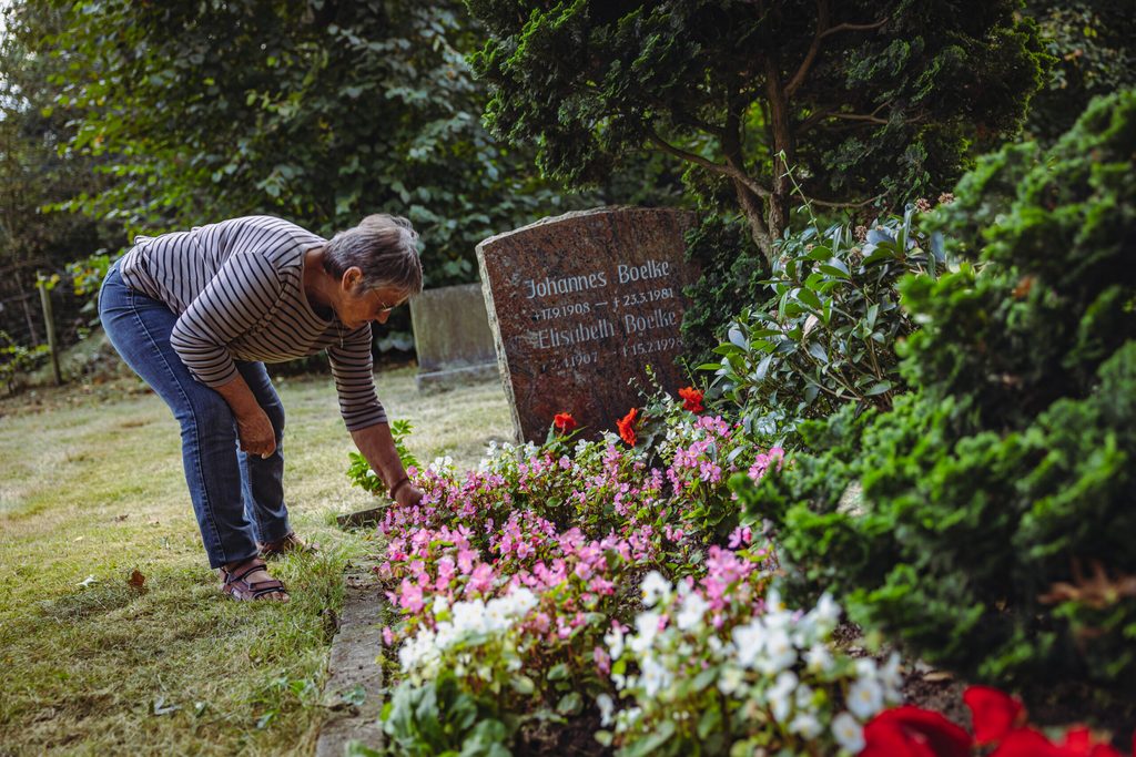 Christel Wulff aus Altenwerder am Grab auf dem Friedhof