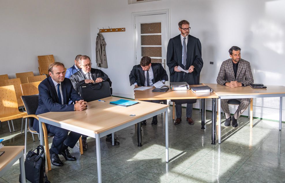 Ex-HSV-Manager Bernd Hoffmann (dunkler Anzug) und Jonas Boldt (karierter Anzug) traten als Zeugen im Zivilgerichtsgebäude auf.