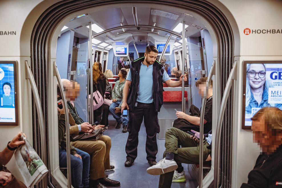 Hochbahn-Prüfer Miguel kontrolliert in der U3 die Tickets der Fahrgäste.