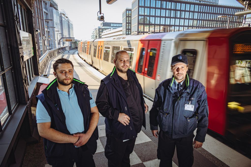 Miguel, Marvin und Tobias (v.l.n.r.) kontrollieren täglich hunderte Hochbahn-Fahrgäste.