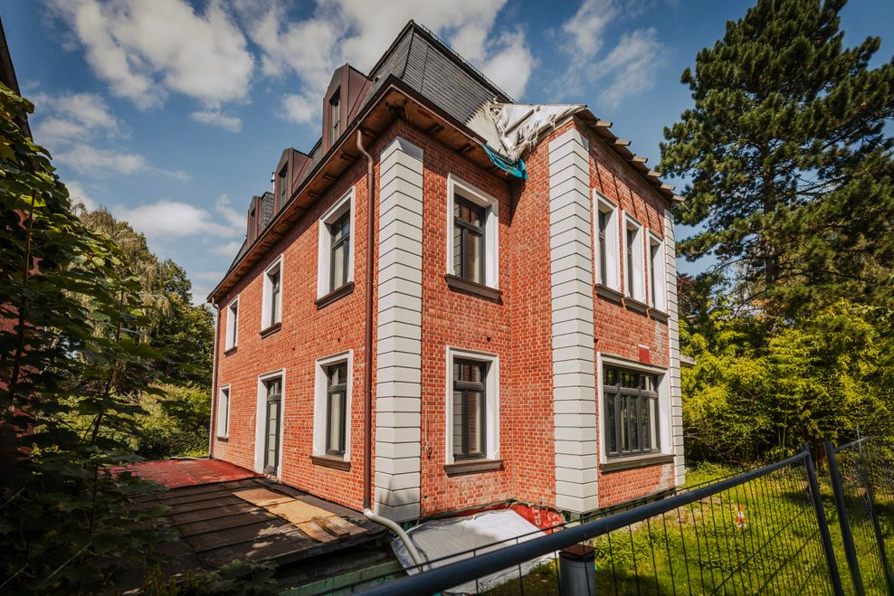 Schon vor Jahren angefangen, aber niemals fertiggestellt: die Villa Arnold-Heise-Straße 12