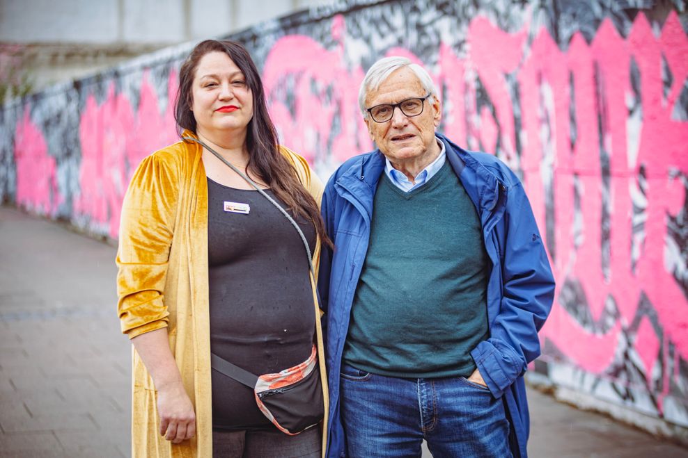 Riikka Beust, ehemalige Inhaberin von Hotel „Kogge“, und Hajo Faerber, Betreiber des Panoptikum, vor dem verwaisten Paloma-Grundstück auf dem Kiez.