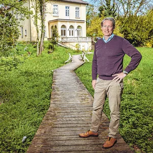 Mann vor dem Schloss