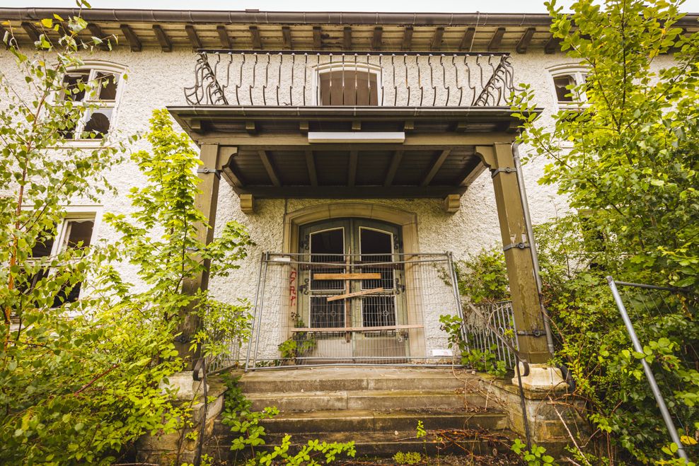 Wegen Einsturzgefahr ist der Balkon am Eingang des Kasernenbaus abgestützt.