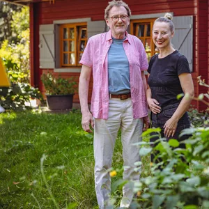Johann Krieten und die Leiterin der Alimaus, Christine Meinelschmidt, stehen vor einem rot gestrichenen Holzhaus