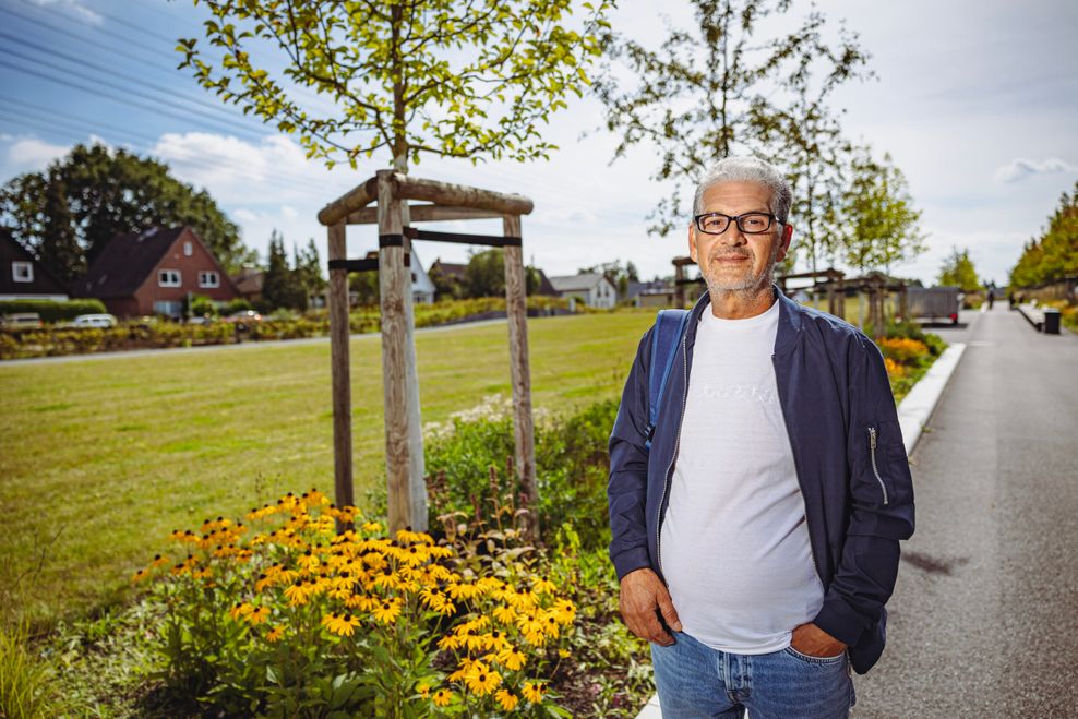 Ahmed Moussaid (57) wohnt in Schnelsen und nutzt den Park häufig mit seiner Familie: Zum Picknicken oder Fußballspielen. Einzig der Hundekot im Park störe ihn, sagt er. Beim MOPO-Besuch war es allerdings sauber.