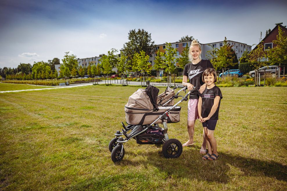 Nicoletta Eutin (26) aus den nahegelegenen Niendorf ist fast jeden Tag im Park, um mit Hund und Kindern spazieren zu gehen oder zu picknicken. Ihr gefällt, dass der Park gut gepflegt werde, sagt sie.