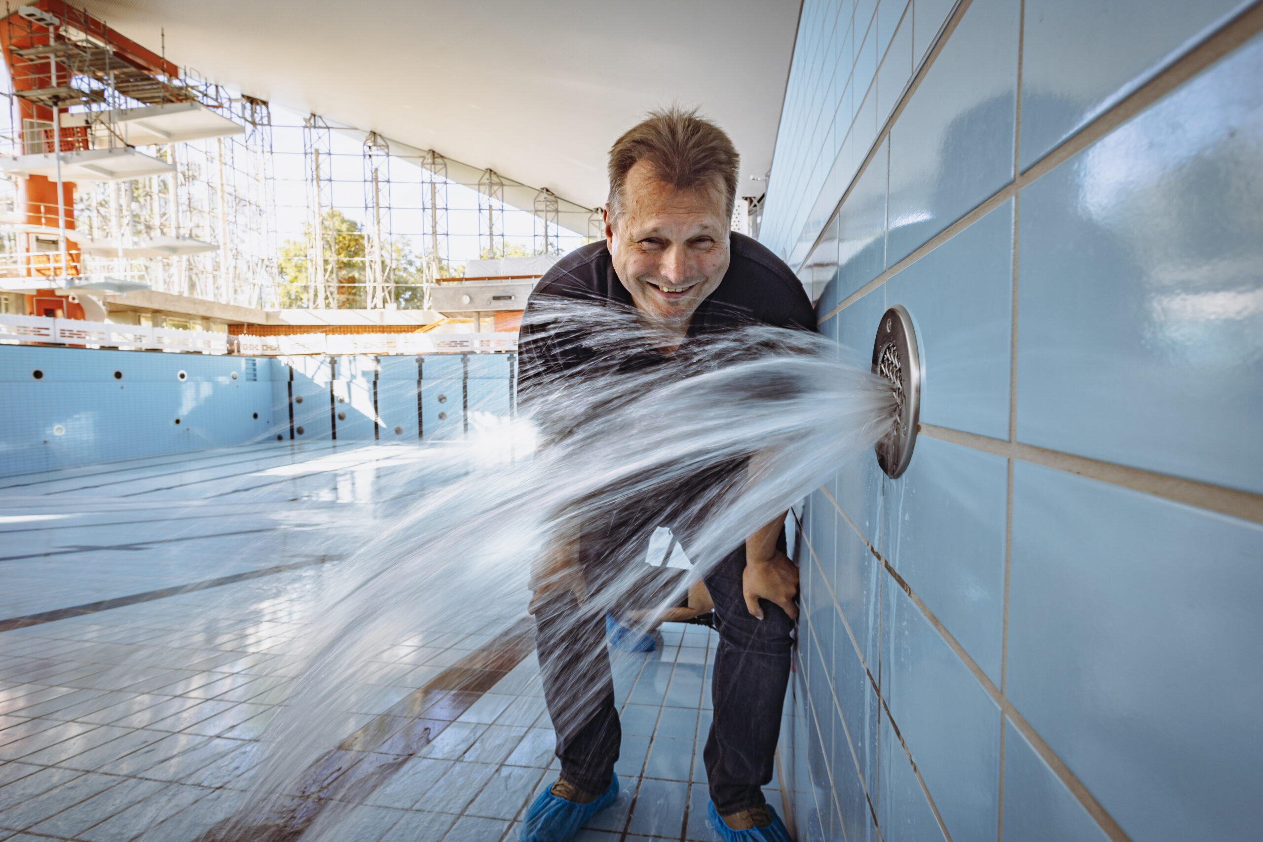Schwimmbadleiter Björn Seemann freut sich, dass endlich auch das große Sportbecken mit Wasser befüllt wird.