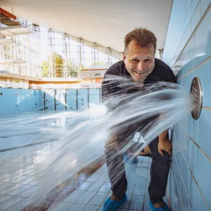 Schwimmbadleiter Björn Seemann freut sich, dass endlich auch das große Sportbecken mit Wasser befüllt wird.