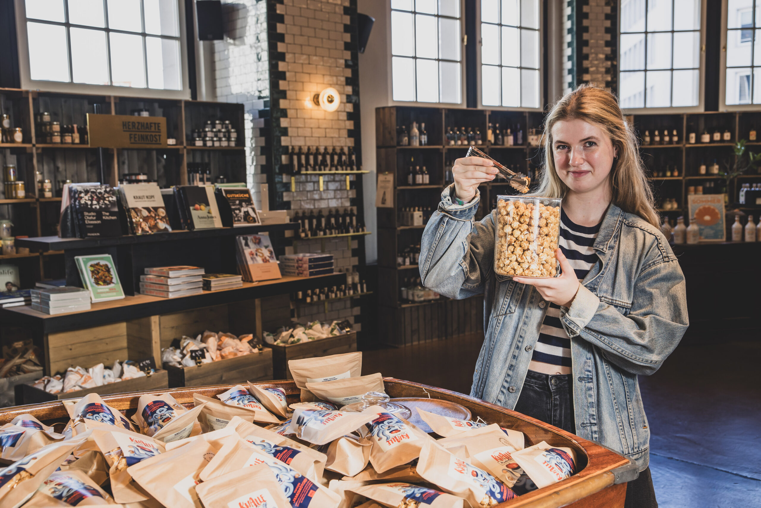 Franzbrötchen-Popcorn von „Mutterland“: MOPO-Reporterin Tara Golle hat es probiert.