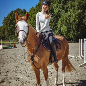 June Karlinder und ihr braunes Pferd Cookie sind ein eingeschweißtes Team.