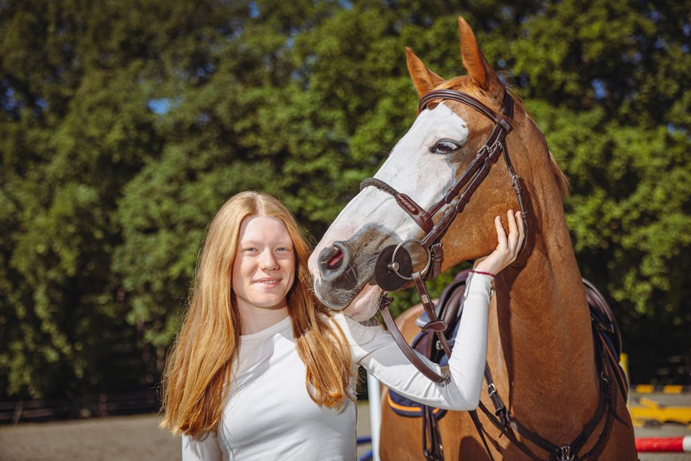 June Karlinder (15) reitet, seitdem sie 11 Jahre alt ist.
