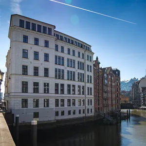 Das schicke Gebäude ist nur wenige Gehminuten von der Elbphilharmonie entfernt – für Touristen eine ideale Lage.