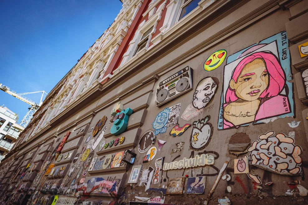 Verschiedene Street-Art Kunstwerke kann man an dieser Wand bestaunen.