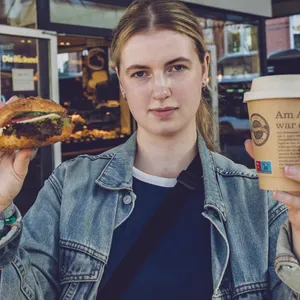 MOPO-Reporterin Tara Golle mit Kaffee und Käsebrötchen von „Junge“