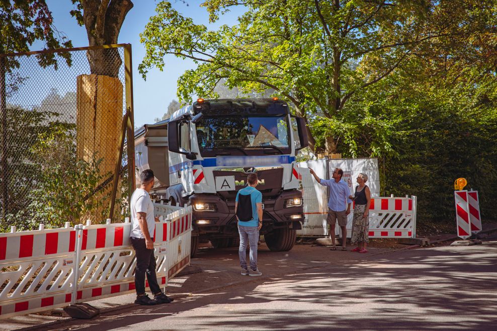 Die Anwohner haben sich dem Lkw in den Weg gestellt – die Nerven lagen blank.