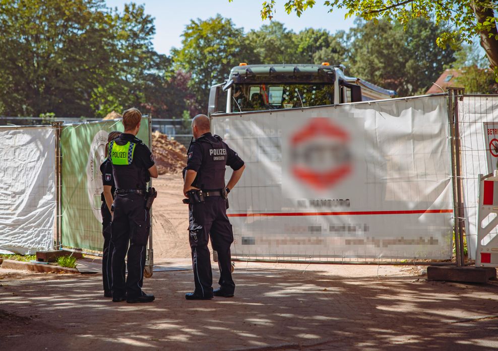 Die Polizei kam mit drei Beamten zur Baustelle.