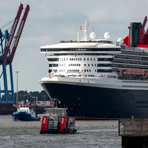 Das Kreuzfahrtschiff „Queen Mary 2“ lief am Mittag in den Hafen ein.