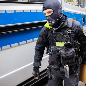 Polizisten bei einer Razzia (Symbolbild).