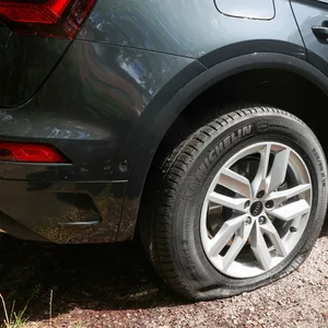 An diesem SUV in Hamburg wurde die Luft aus dem Reifen gelassen (Archivbild vom Juli 2023).