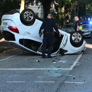 Der Fahrer des Kleinwagens soll bei Rot über die Kreuzung gefahren und dort von einem Mercedes erfasst worden sein.