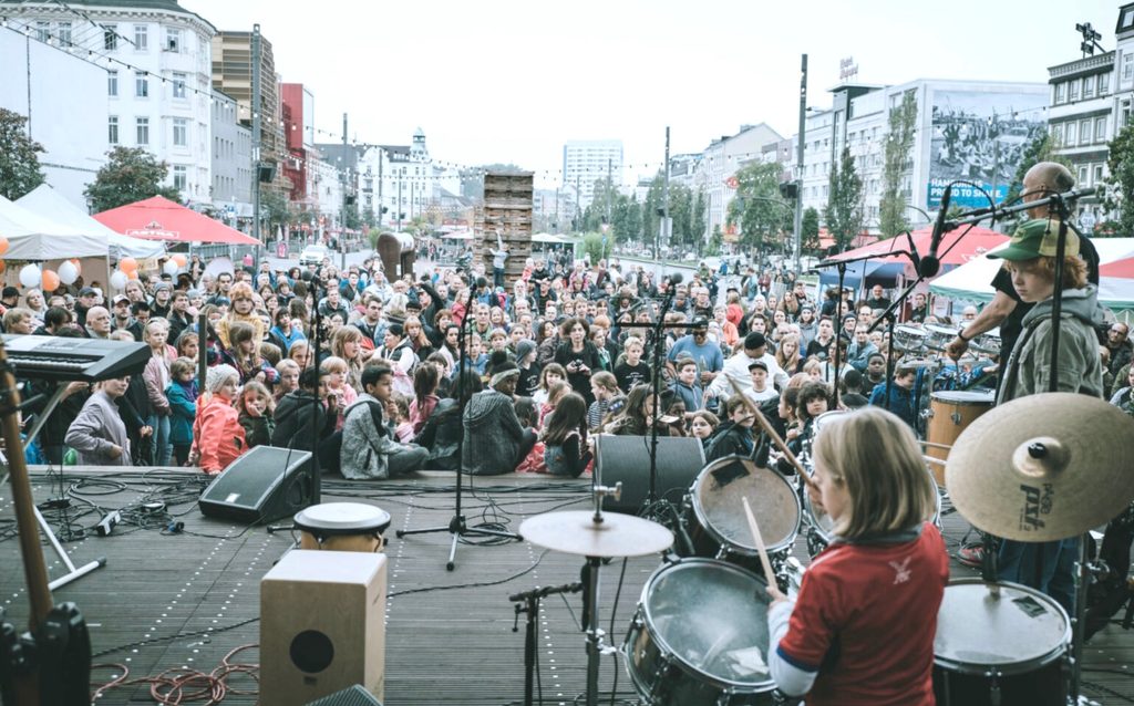 Das Rock Kids Festival gibt richtig coolen Kids die Möglichkeit, ihre Fähigkeiten zu präsentieren.