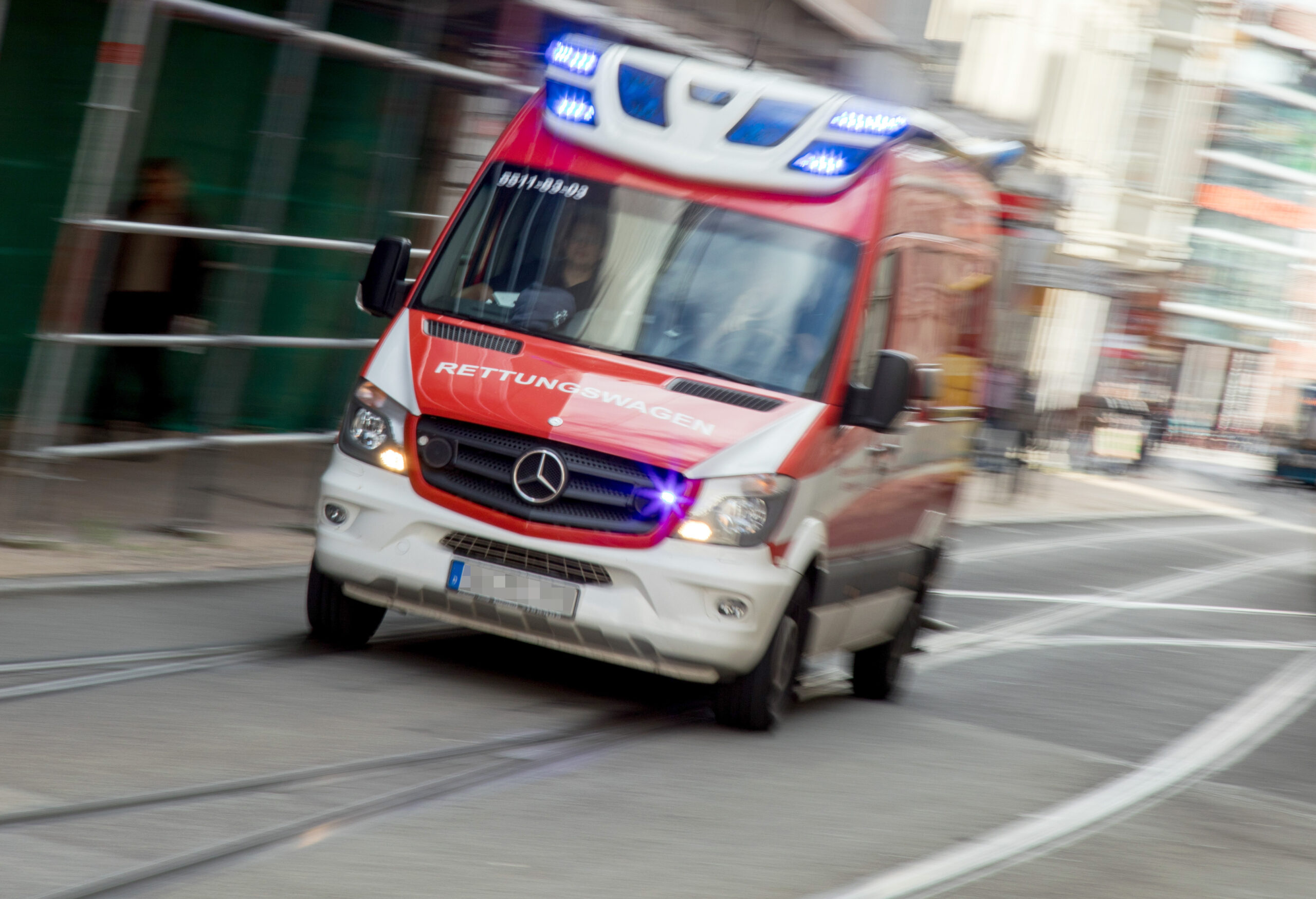 Rettungswagen im Einsatz (Symbolbild).