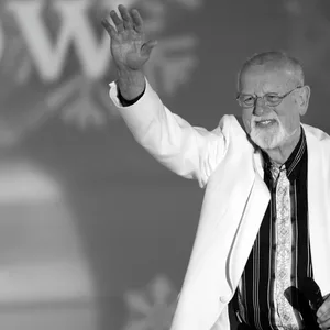 Roger Whittaker hatte seine treuesten Fans in Deutschland. Nun ist der britische Schlagerstar im Alter von 87 Jahren gestorben.