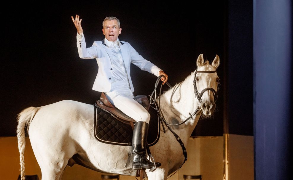 Schauspieler Christof Van Boven als Pentheus auf einem Pferd