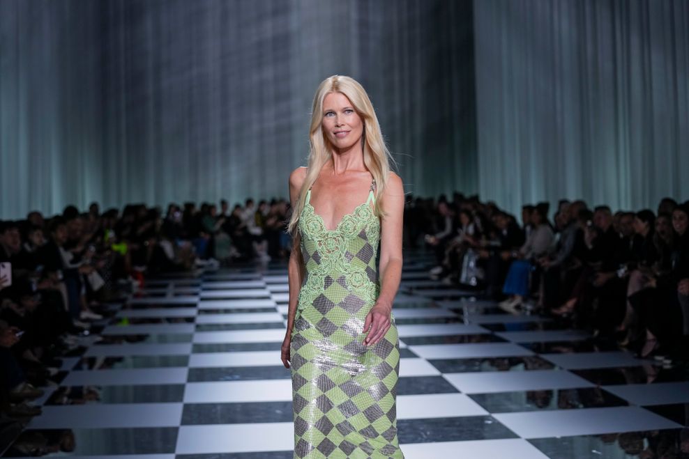 Supermodel Claudia Schiffer läuft für Versace.