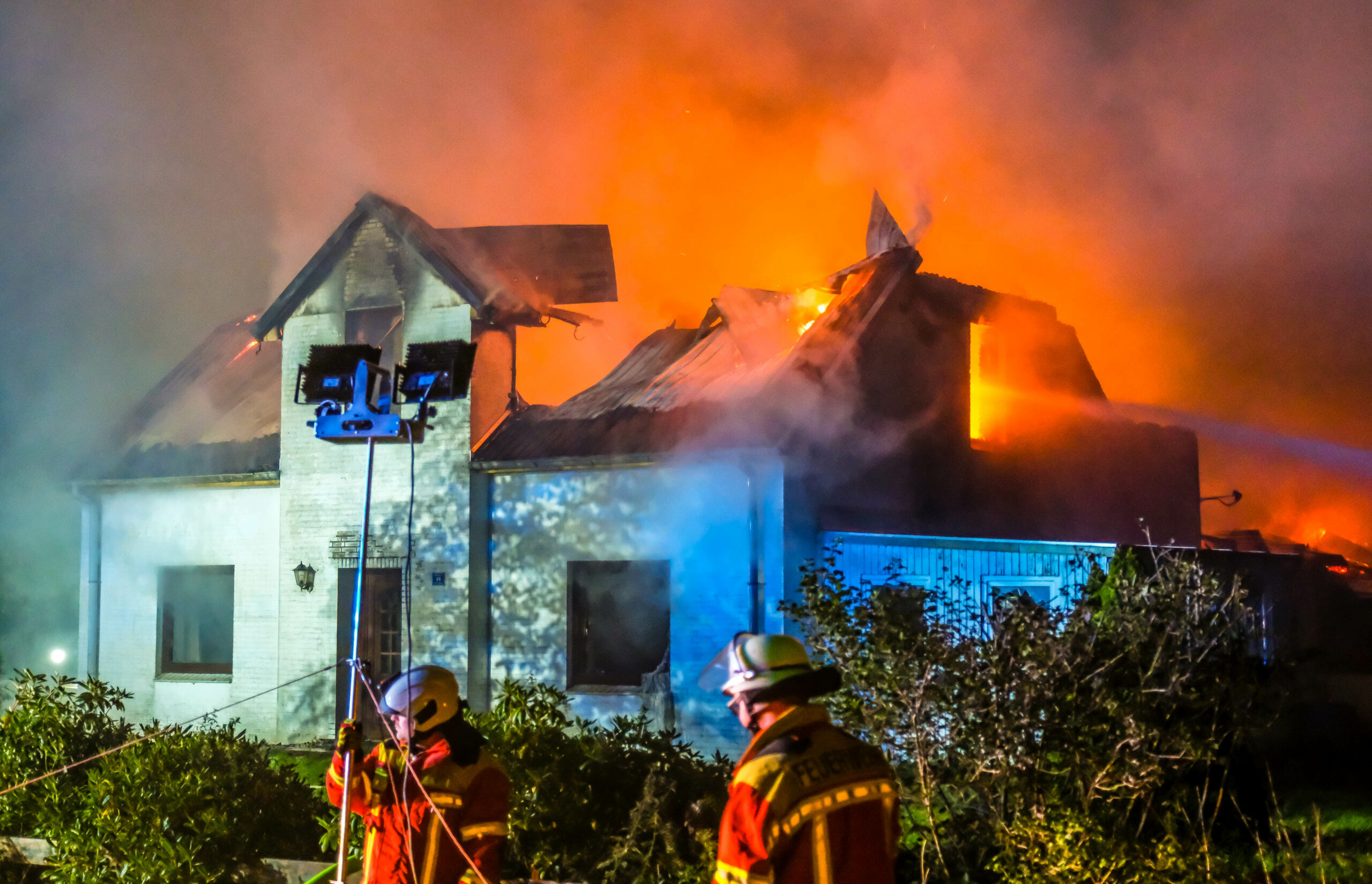 Flammen lodern in dem Haus. Die Feuerwehr löschte von allen Seiten des Gebäudes.