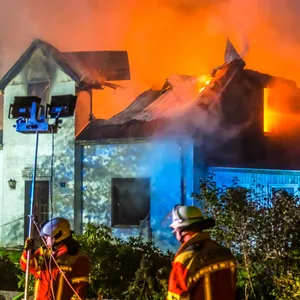 Flammen lodern in dem Haus. Die Feuerwehr löschte von allen Seiten des Gebäudes.