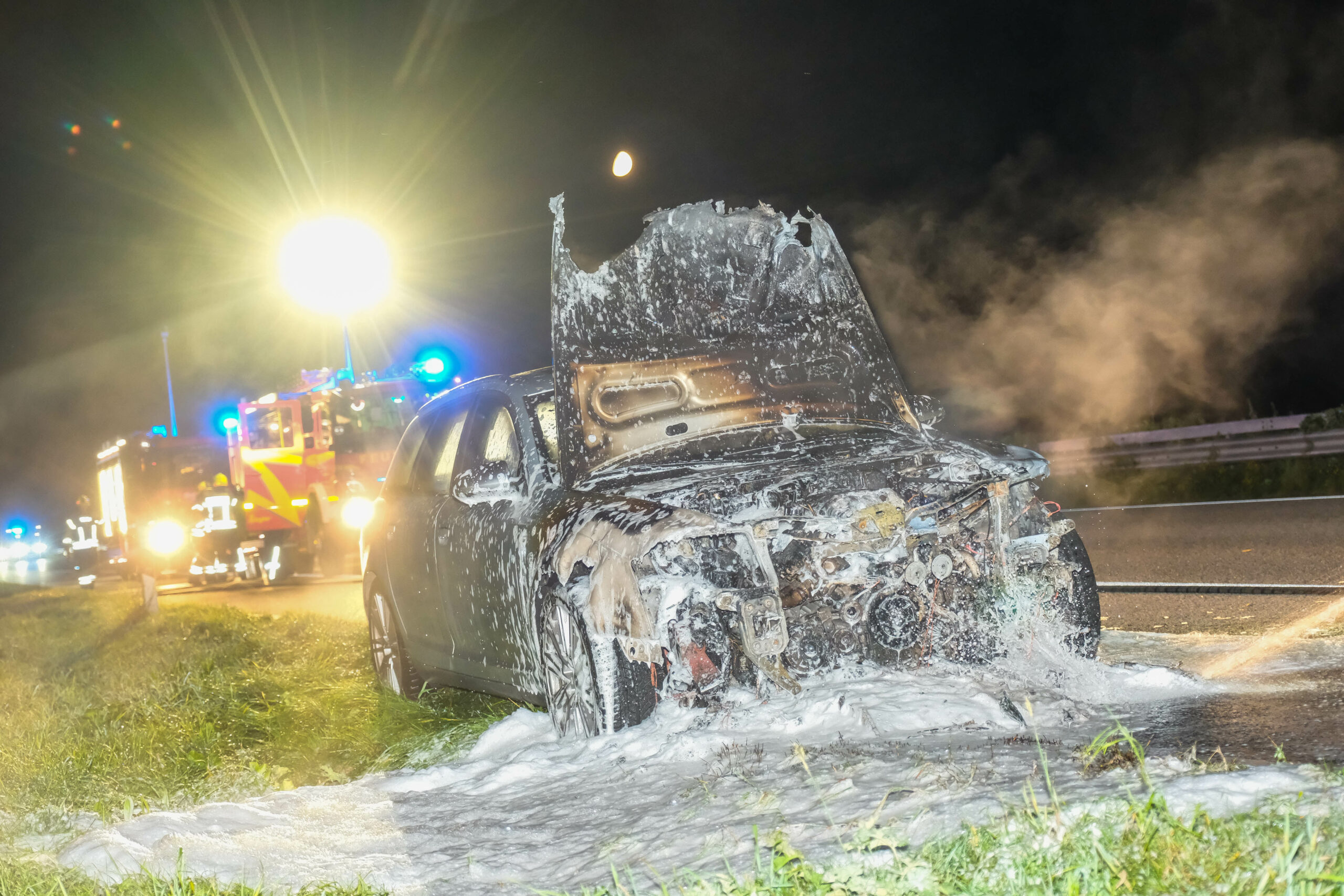Er brannte lichterloh: Am Sonntagabend brannte ein Audi auf der A7 komplett ab.