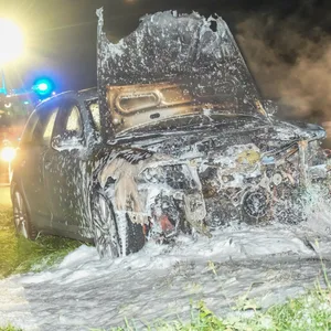 Er brannte lichterloh: Am Sonntagabend brannte ein Audi auf der A7 komplett ab.