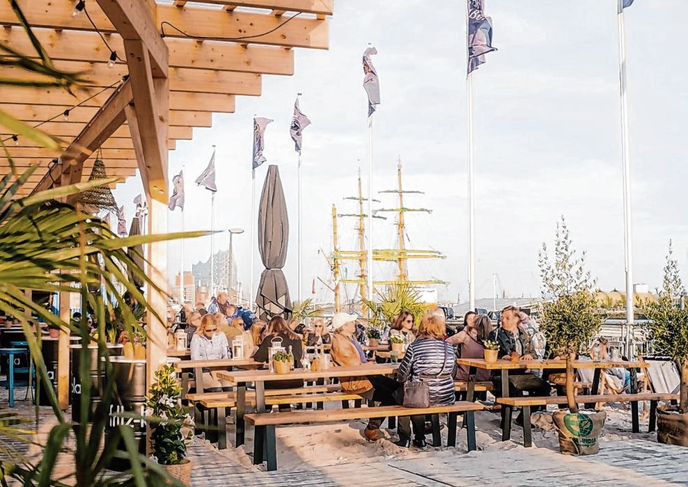 Das „Sonnendeck“ an den Landungsbrücken wird zum TV-Outdoor-Studio, der Aufbau begann schon vor Tagen.