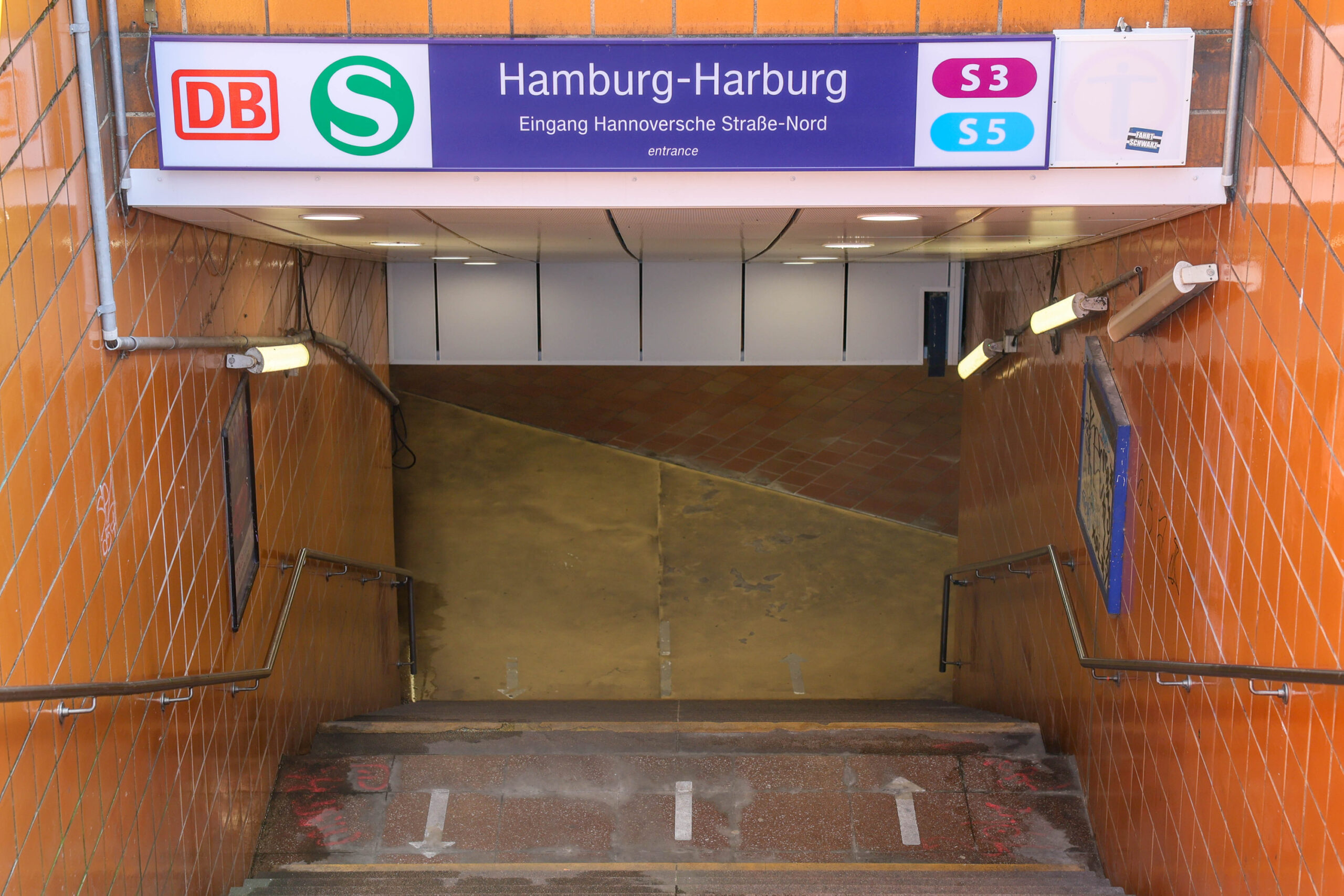 In Harburg hängt schon eine Beschilderung für die S5 – die dort allerdings noch gar nicht fährt.
