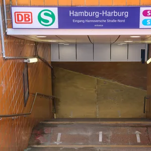 In Harburg hängt schon eine Beschilderung für die S5 – die dort allerdings noch gar nicht fährt.
