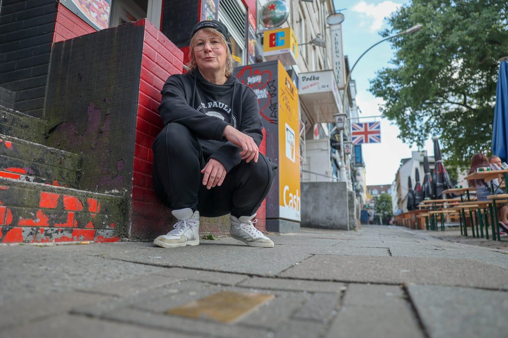 Tourguide Dani Freitag an einem Stolperstein auf dem Hans-Albers-Platz.