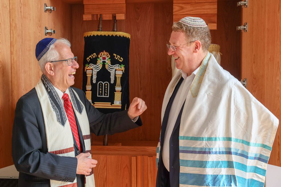 Rabbiner Dr. Gàrbor Lengyel und Kantor Assaf Levitin (v.li.) bei der Einweihung des neuen Betsaals.