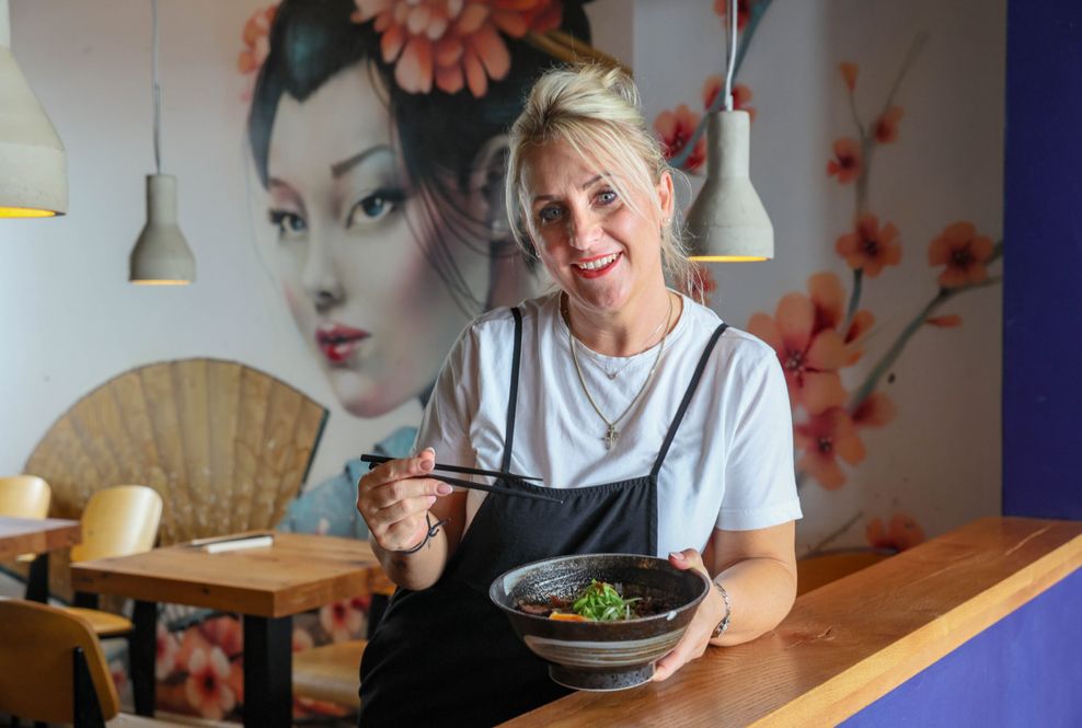 Im „Momo Ramen“ serviert Mitarbeiterin Angel (41) die „Tonkotsu Triple Garlic“.
