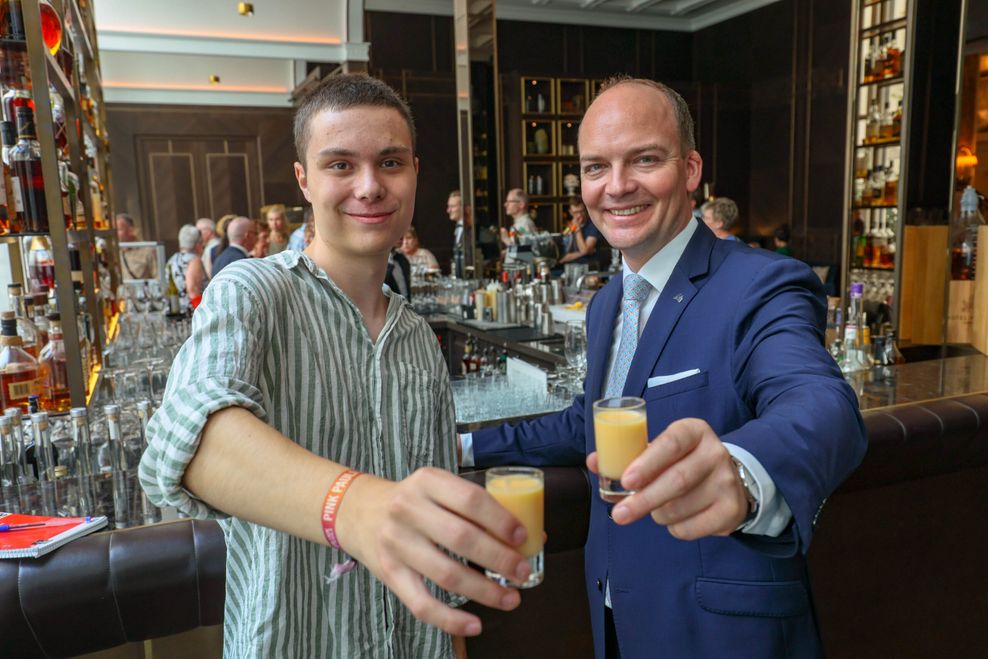 Der stellvertretende Chef des „Atlantic“ Thomas Eckjans (r.) hat MOPO-Reporter Elias Lübbe beim Tag der offenen Tür durchs Luxus-Hotel geführt – an der Bar gab's einen Eierlikör.
