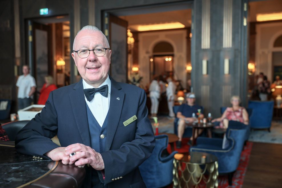 James Halligan (67) steht seit 42 Jahren hinter der Bar des „Atlantic“ – davor hat er unter anderem in Paris und London gearbeitet.