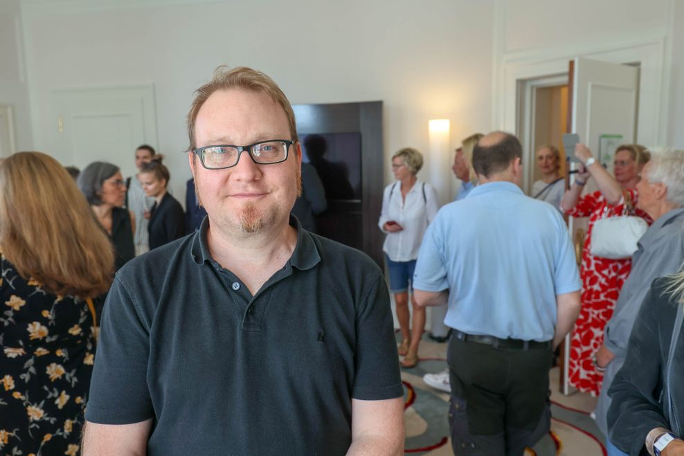 Besucher Holger Krohn (45) aus Lurup war ganz begeistert von der Luxus-Suite.
