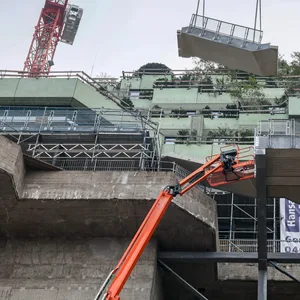 Zwei Autokräne haben die jeweils etwa sechs Tonnen schweren Treppen in die Lücke zwischen den Bergpfaden gehoben.