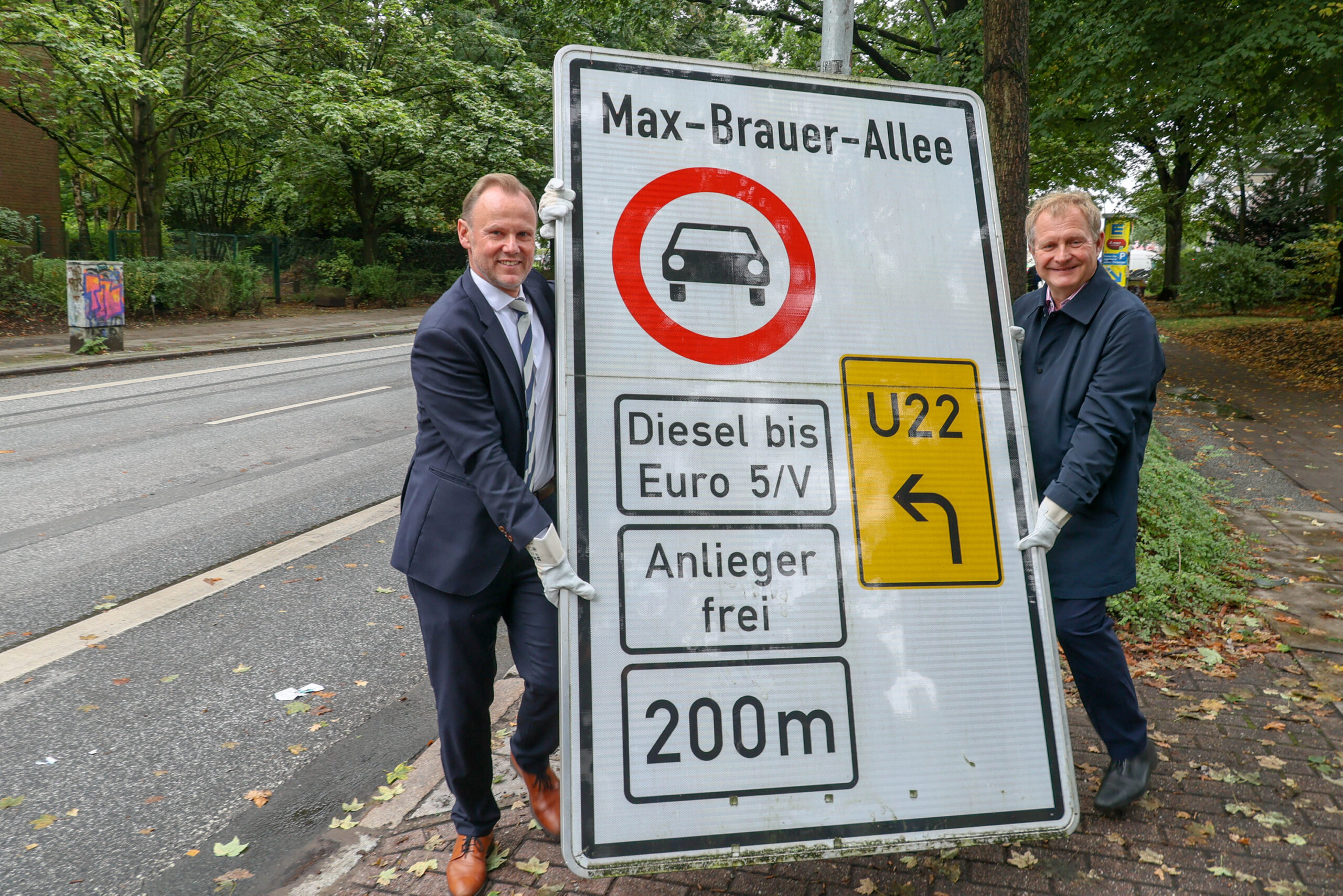 Montierten das Dieselverbots-Schild am Mittwoch an der Max-Brauer-Allee ab: Innensenator Andy Grote (SPD,links) und Umweltsenator Jens Kerstan (Grüne).