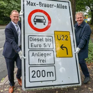 Montierten das Dieselverbots-Schild am Mittwoch an der Max-Brauer-Allee ab: Innensenator Andy Grote (SPD,links) und Umweltsenator Jens Kerstan (Grüne).