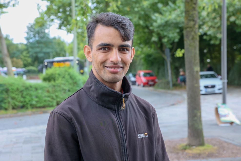 Omed Sadat (27) aus Rahlstedt findet es vor allem mit Kinderwagen eine Herausforderung, die Regionalbahn in Rahlstedt zu nehmen.