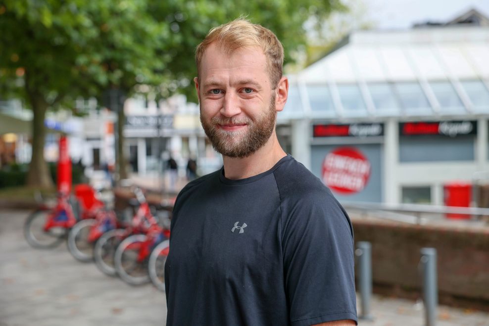 Jonas Pfeiffer (25) aus Rahlstedt ärgert sich über die oft unpünktlichen und unzuverlässigen Busse.