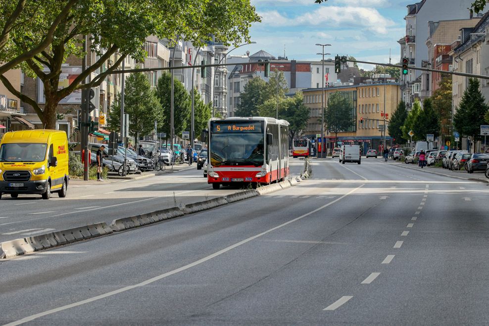 An der Grindelallee haben die Busse bereits an einigen Stellen eine eigene Fahrspur pro Richtung.