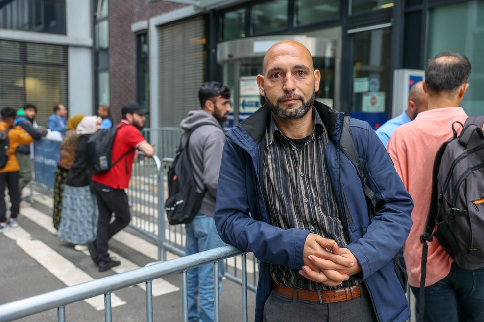 Seit 4:30 Uhr wartet Ramadan Zaead (35) vor der Zentralen Ausländerbehörde in Hamburg. Die Agentur für Arbeit schickte ihn dahin, für die Verlängerung seiner Arbeitserlaubnis.